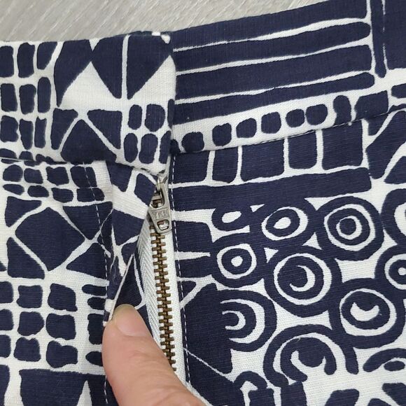 J.CREW Geometric Women’s Navy/White Print Shorts, Size 2 - Picture 2 of 5
